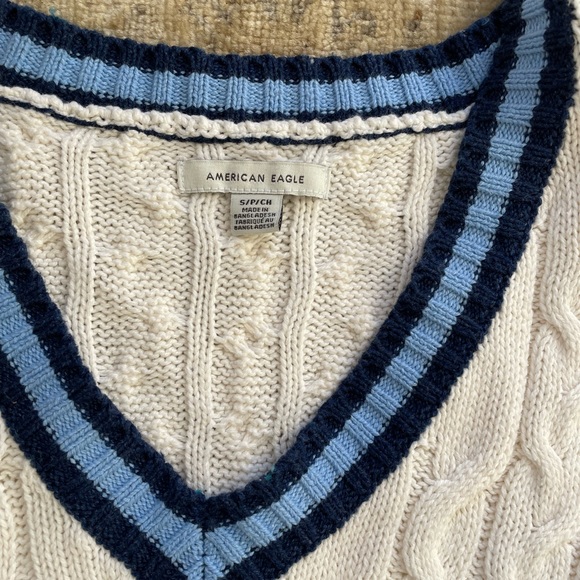 American Eagle Oversized Cable Knit V Neck Sweater, Cream, Size S - Picture 3 of 7
